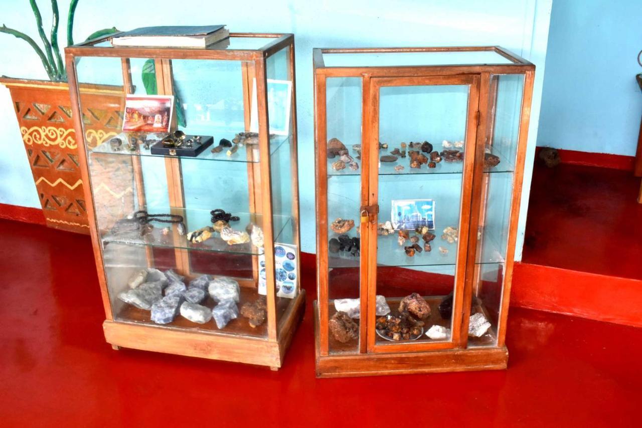 Отель Rathna Gems Halt Ратнапура Экстерьер фото